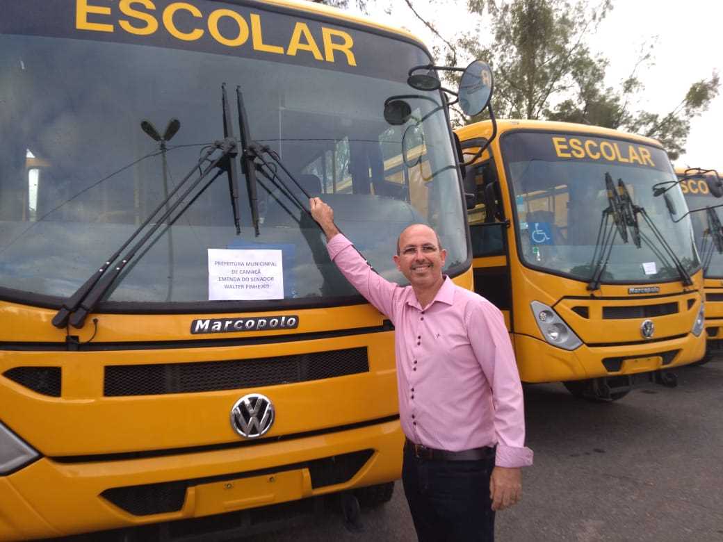 Prefeito Oziel Bastos recebeu mais um Ônibus Escolar na quinta feira (05), no Parque de Exposição em Salvador. Esse ônibus foi resultado da emenda do